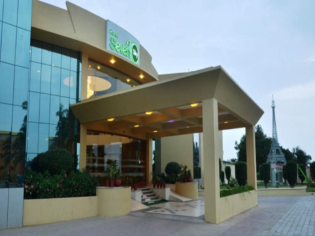 Seven Sky Clarks Exotica Hotell Bhuj Eksteriør bilde