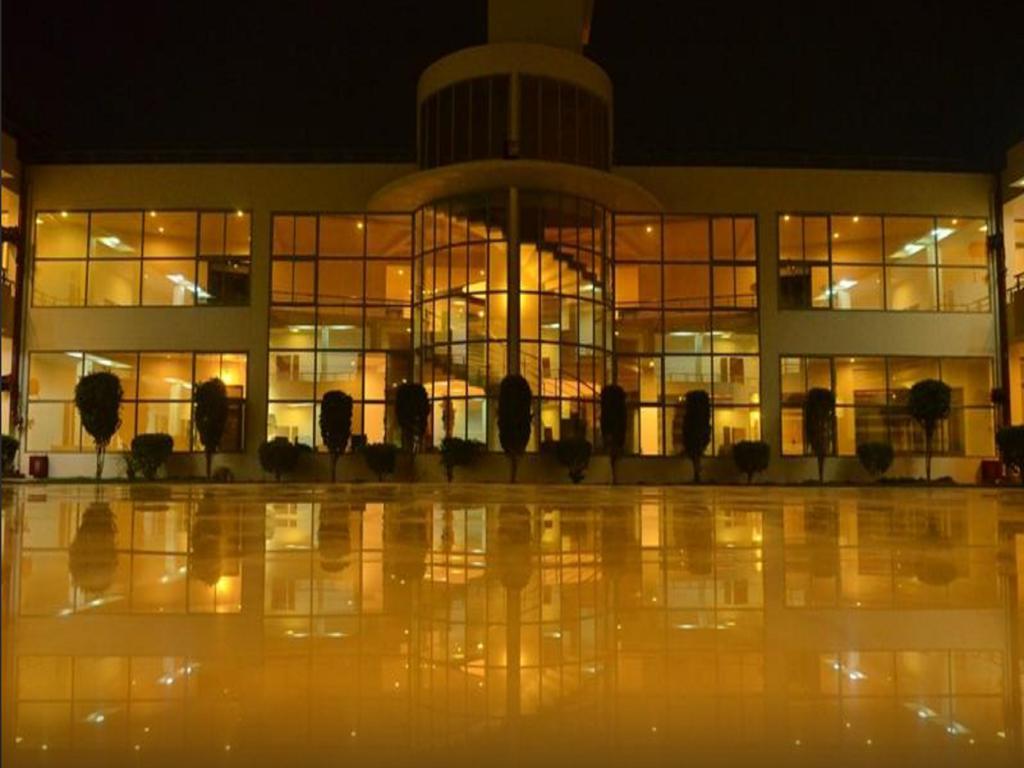 Seven Sky Clarks Exotica Hotell Bhuj Eksteriør bilde