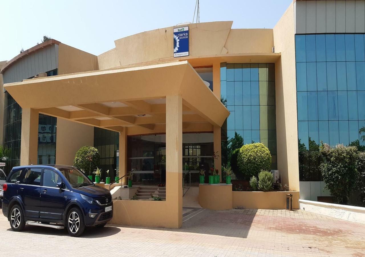 Seven Sky Clarks Exotica Hotell Bhuj Eksteriør bilde